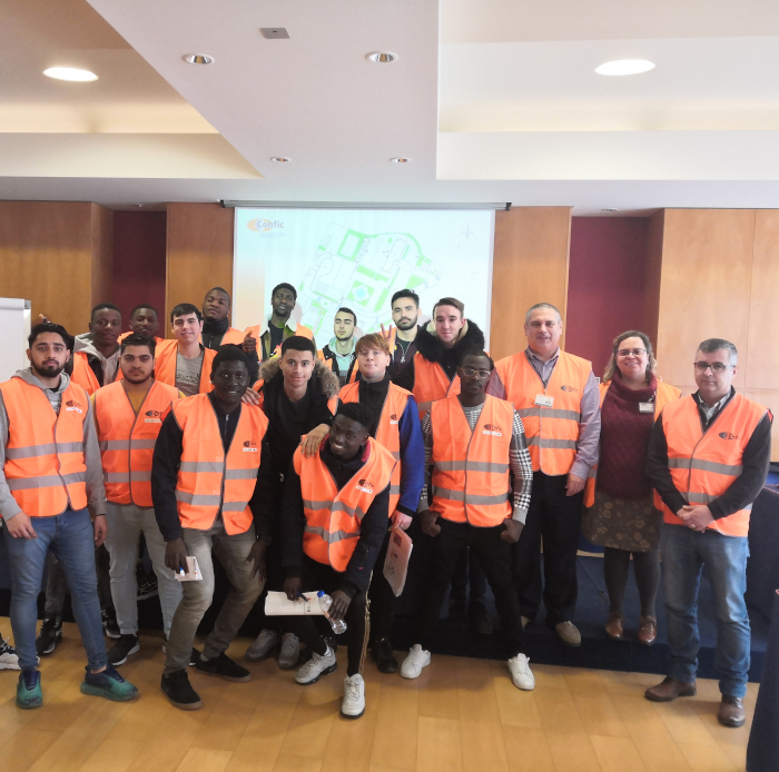 Les jeunes BP Electricien du CFA Delépine posent avec les formateurs du CENFIC à Lisbonne.