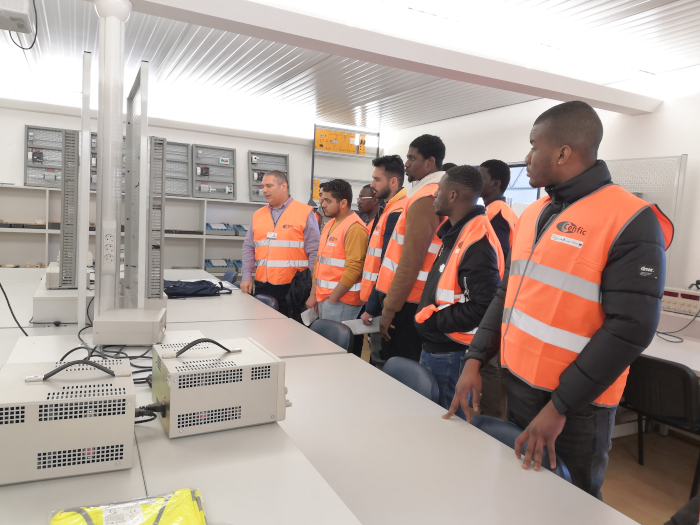 Un formateur du CENFIC Lisbonne présente un plateau technique aux élèves de BP Electricien.